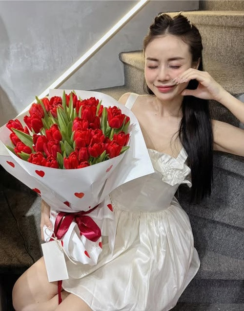 Cindy khoe món quà Valentine từ rapper Đạt G. Ảnh: FB Cindy Lư.