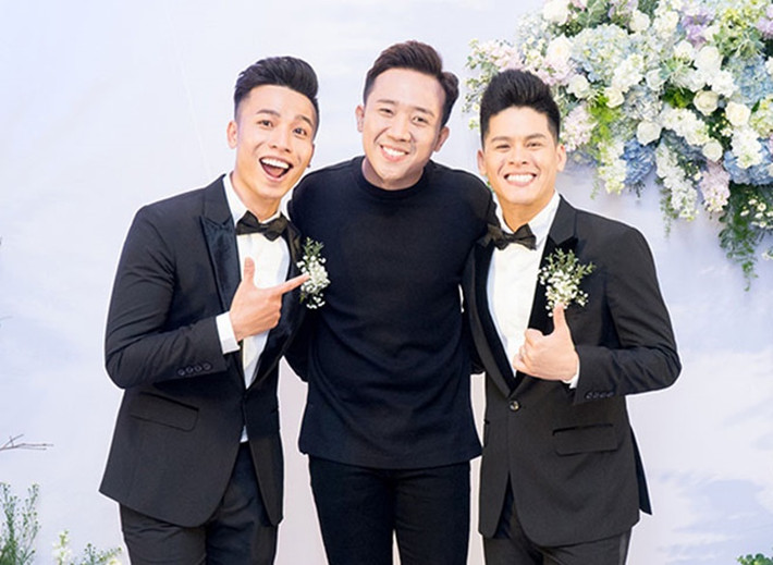 John Huy Trần và Huỳnh Nhiệm diện vest trong hôn lễ, mời nhiều sao Việt tham dự. Ảnh: Dân Việt.
