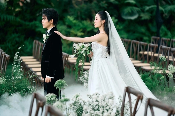 Vũ Cát Tường tổ chức đám cưới với Thu Trang vào ngày 12/2. Trong ngày thành đôi, giọng ca Vết mưa diện vest đen. Ảnh: Znews.