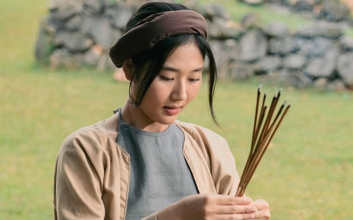 Đèn âm hồn là bộ phim đang dẫn đầu bảng tổng sắp phòng vé Việt, vượt qua hai đối thủ sừng sỏ là Bộ tứ báo thủ và Nụ hôn bạc tỷ. Tác phẩm thuộc dòng kinh dị, được đạo diễn bởi Hoàng Nam, vốn được biết đến là một Youtuber có tiếng với hàng triệu lượt đăng ký. Tính tới tối 9/2, tức chỉ sau khoảng 3 ngày công chiếu, Đèn âm hồn đã dắt túi 42 tỷ đồng - tốc độ kiếm tiền khá ấn tượng với phim kinh dị nội địa.