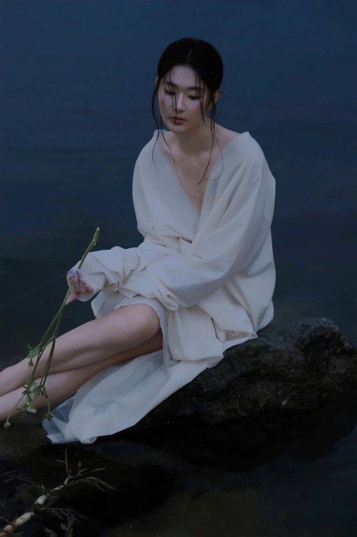 Diễm Trang sở hữu gương mặt đậm nét Á Đông, đường nét hài hòa, thanh tú. Ngoài diễn xuất, cô còn là người mẫu thời trang tự do. Trên mạng xã hội, người đẹp thường xuyên chia sẻ những khoảnh khắc cuộc sống thường ngày hay công việc. Cô nàng cũng đăng tải nhiều bộ ảnh với phong cách riêng. Ngoài ra, nữ chính Đèn âm hồn còn sở hữu một kênh TikTok, với hơn 160 nghìn lượt theo dõi.