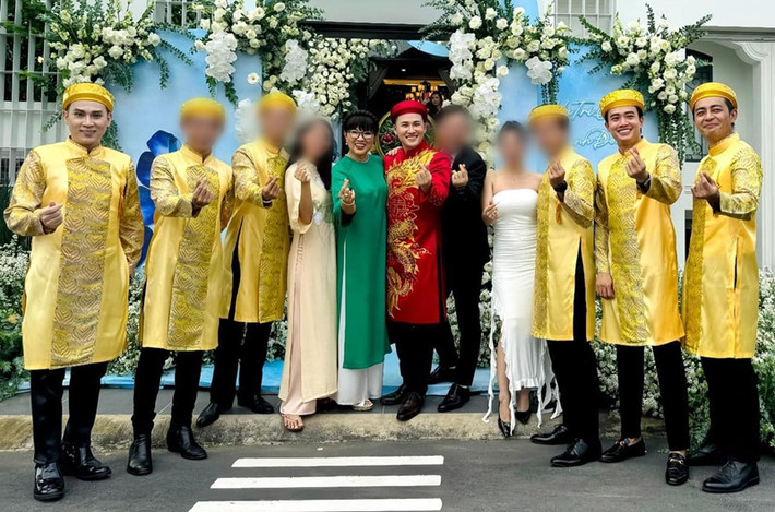 Quốc Trường từng bê tráp trong lễ ăn hỏi của Hà Trí Quang - Thanh Đoàn. Nam diễn viên cho biết, anh tham dự đến gần 300 đám cưới. Ảnh: Arttimes.