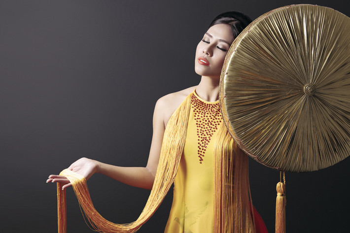 Bộ ảnh Nguyễn Thị Loan được thực hiện bởi nhiếp ảnh gia Hoàng Đăng với sự hỗ trợ của ê-kíp gồm: stylist Zon Nguyễn, trang điểm Mid Nguyễn, trang phục NTK Vũ Việt Hà.