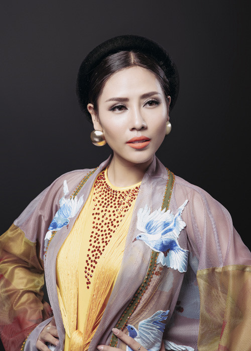Trang phục dân tộc của Nguyễn Thị Loan được thực hiện bởi NTK Vũ Việt Hà. Anh cho biết, bản thân rất căng thẳng và áp lực khi nhận lời bởi thời gian dành cho việc thiết kế quá ngắn ngủi.