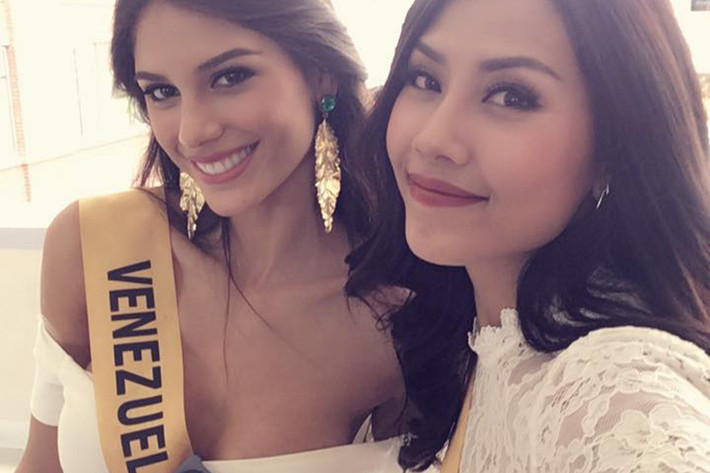Vừa bước vào cuộc thi Miss Grand International 2016 (Hoa hậu Hòa bình Quốc tế) nhưng Nguyễn Thị Loan đã khá thân thiết với đại diện của Venezuela. (Ảnh: Facebook Nguyễn Thị Loan)