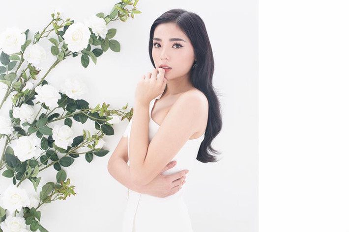 Vì lùm xùm hút thuốc lá vào tháng 7/2016, Hoa hậu Kỳ Duyên đã “ở ẩn” trong một thời gian khá dài. Cũng vì scandal này, người đẹp gốc Nam Định đã đánh mất khá nhiều thứ trong đó có việc bị tước quyền trao vương miện cho người kế nhiệm. (Ảnh: Facebook Kỳ Duyên)