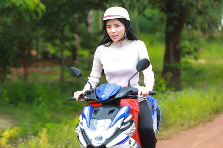 Tuy đường trơn trượt sau cơn mưa lớn nhưng Kỳ Duyên không ngần ngại đến trao quà. Hình ảnh nàng hoa hậu 9x tay run run khi lái xe đi từ thiện chiếm được cảm tình của một bộ phận dư luận. (Ảnh: Zing)