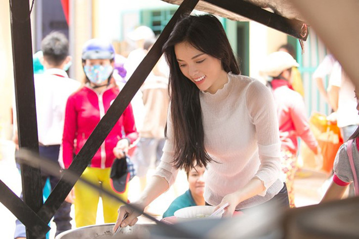 Hoa hậu Việt Nam 2014 còn lấy lại hình ảnh của mình qua chuyến đi từ thiện. Được biết, vào tháng 9 vừa qua, Kỳ Duyên đã cùng đoàn thiện nguyện vượt qua hành trình dài gần 200 cây số để đến xã Tân Hòa, huyện Tân Châu, tỉnh Tây Ninh. (Ảnh: Zing)