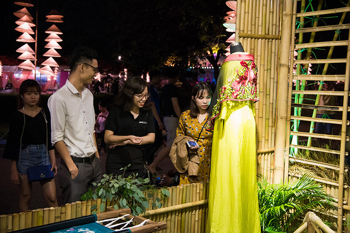 Cơ duyên thực sự đến với NTK Lan Hương khi cô được mời thực hiện trang phục cho thí sinh tham dự cuộc thi Hoa hậu Du lịch thế giới 2002. Bằng tâm huyết cùng cảm xúc mạnh mẽ, cô tiếp tục cho ra đời các mẫu trang phục cho thí sinh thi Hoa hậu ASEAN, Hoa hậu Hoàn vũ…