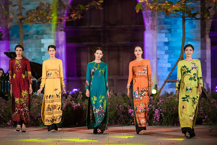 Trong chương trình Festival Áo dài Hà Nội năm 2016, NTK Lan Hương đã cho ra mắt bộ sưu tập “Cổng làng” với nhiều dấu ấn văn hóa đẹp của một Hà Nội xưa có làng trong phố với nhiều nét sinh hoạt thị dân riêng có của người Hà Nội.