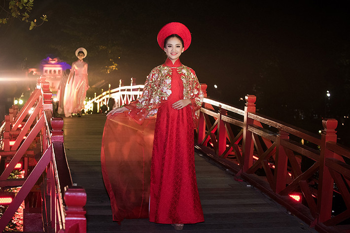 NTK Lan Hương vừa giới thiệu 3 bộ sưu tập áo dài của mình trong chương trình “Hương sắc tháng mười” do Sở Văn hóa - Thể thao Thành phố Hà Nội tổ chức nhân kỷ niệm 62 năm ngày Giải phóng Thủ đô.