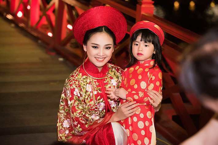 Người đẹp Tố Như diện các mẫu thiết kế nằm trong các bộ sưu tập: “Áo cưới”, “Sắc thu Hà Nội” và “Niềm kiêu hãnh”.