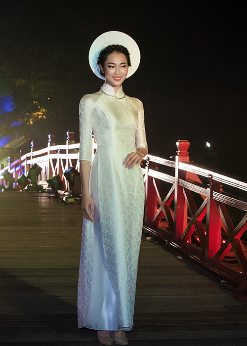 Tại cuộc thi Hoa hậu Việt Nam 2016, Đào Thị Hà giành danh hiệu Người đẹp Biển còn Phạm Thủy Tiên (trong ảnh) ẵm danh hiệu Người đẹp Nhân ái và lọt vào top 5.