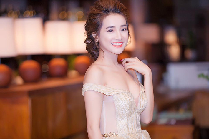 Vóc dáng của Nhã Phương cũng vô cùng gợi cảm. Đặc biệt, vòng một sexy của bạn gái Trường Giang là niềm mơ ước của nhiều cô gái.