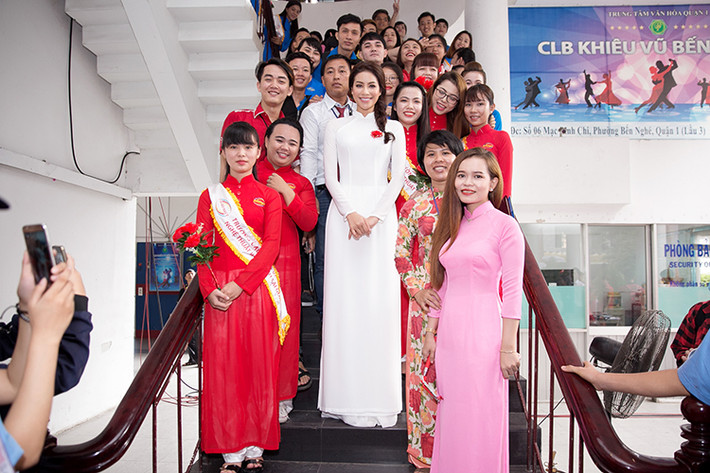 Phạm Hương từng là giảng viên của ngôi trường cao đẳng này nên sự xuất hiện của cô được chào đón nồng nhiệt từ ban giám hiệu, các thầy cô và hơn 1000 sinh viên của trường.