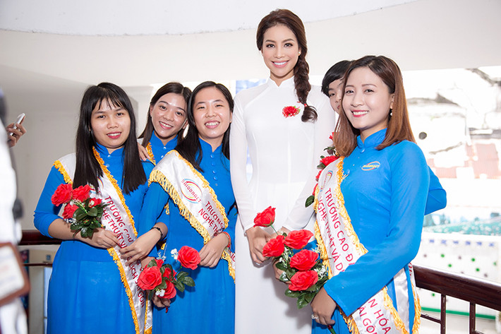 Xuất hiện tại buổi lễ, Hoa hậu Hoàn vũ Việt Nam 2015 chọn bộ áo dài trắng vô cùng giản dị nhưng toát lên sự tinh tế, phù hợp với tinh thần của sự kiện về giáo dục.