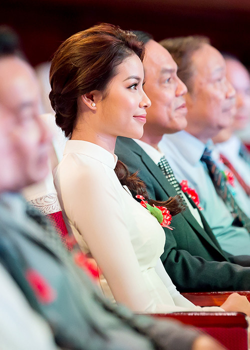 Chỉ diện bộ áo dài trắng thay vì đầm dạ hội cầu kỳ, lộng lẫy nhưng Phạm Hương vẫn đẹp hút hồn.