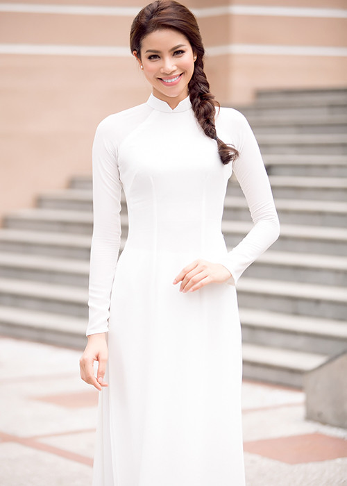 Hành động ý nghĩa đối với các sinh viên hiếu học của Phạm Hương được nhiều người đánh giá cao.