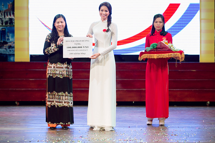 Tham dự buổi lễ, Phạm Hương còn tặng 100 suất học bổng (trị giá 100 triệu đồng) cho những sinh viên hiếu học.