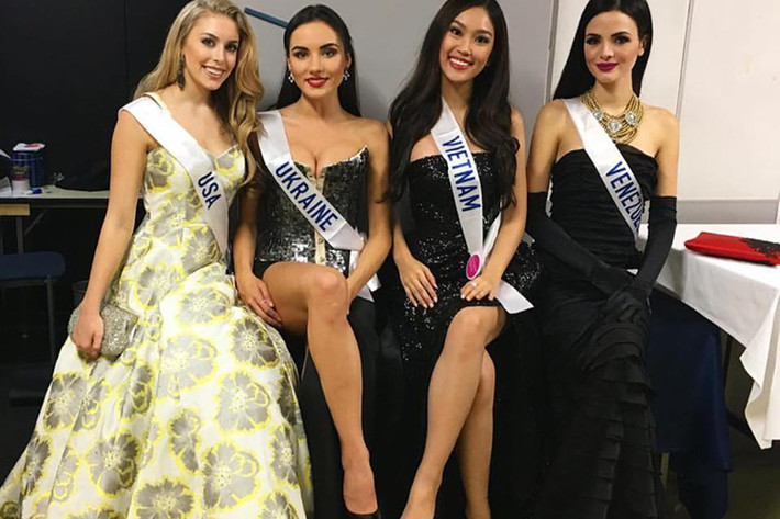 Á khôi Phương Linh tự tin đọ sắc cùng đại diện của Mỹ, Ukraine và Venezuela trong trang phục dạ hội. (Ảnh: Fanpage Miss International Vietnam)