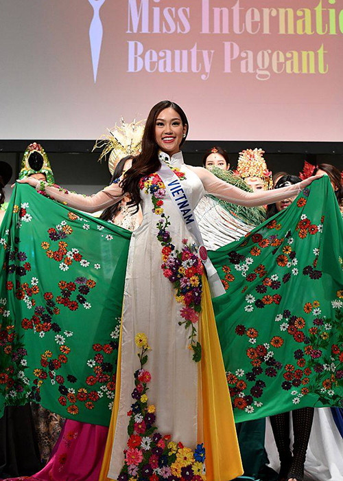 Mới đây, Á khôi Phương Linh bất ngờ chia sẻ, cô vừa trở thành Miss "visit Japan" tourism ambassador (Đại sứ du lịch) tại cuộc thi Miss International 2016 (Hoa hậu Quốc tế). Đây là danh hiệu đầu tiên của người đẹp tại đấu trường nhan sắc quốc tế này. (Ảnh: FBVN)