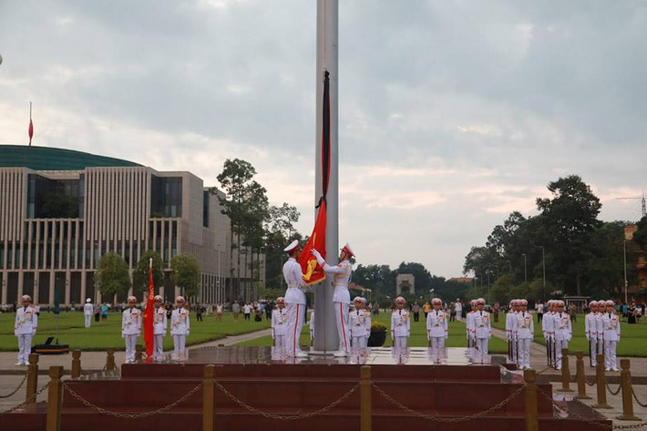 Lá cờ rủ được treo đến điểm 2/3 cột cờ thay vì treo cao như ngày thường.