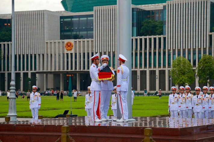Cờ rủ buộc dải băng đen, chiều rộng bằng 1/10 lá cờ, chiều dài tối thiểu bằng một nửa lá cờ.