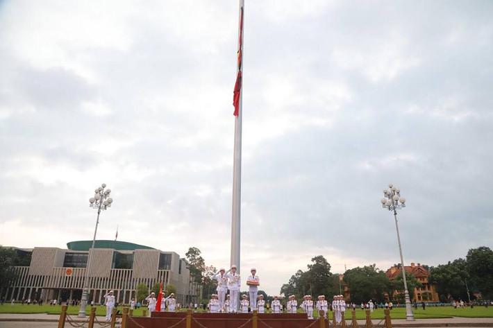 Trong 2 ngày Quốc tang (6-7/10), các cơ quan, công sở, nơi công cộng treo cờ rủ, ngừng các hoạt động vui chơi giải trí.