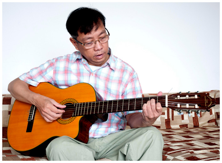 Ngoài đam mê khoa học, GS.TS Dương Tấn Nhựt còn yêu thích âm nhạc.