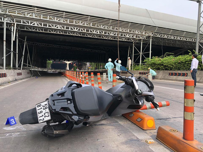 Một người dân khi đi đến hiện trường đã giật mình phanh gấp, ngã xe.