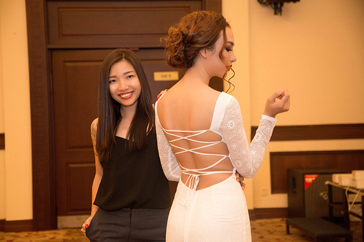 Bà mẹ một con khoe trọn tấm lưng trần gợi cảm trong bộ đầm trắng tinh khôi được thiết kế tinh tế.