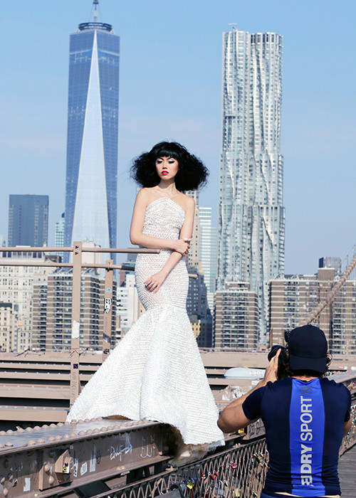Siêu mẫu gốc Việt đã chụp hình tại các địa điểm nổi tiếng nhất của New York như quảng trường Times Square và cây cầu Brooklyn.
