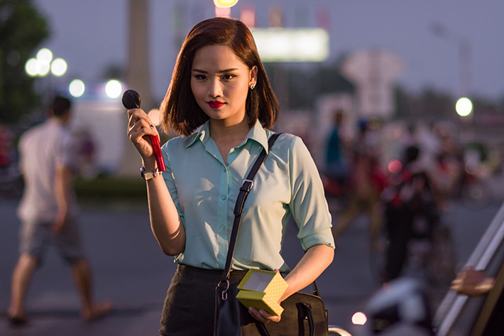 Trong phim, Đỗ Anh - Miu Lê vừa yêu nhau say đắm vừa cạnh tranh kịch liệt trong nhiệm vụ cực kỳ khó khăn và lại phải đối phó với các “thánh soi” từ văn phòng.