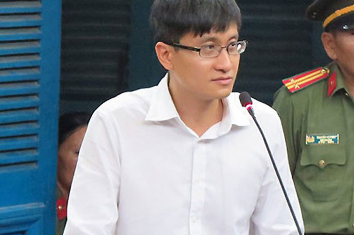 Tuy nhiên, trong phiên tòa sơ thẩm vào ngày 21/9 vừa qua, Hoa hậu Phương Nga khai 16,5 tỷ đồng thực chất là tình phí để cô chung sống với đại gia này trong 7 năm như vợ hai và giữa hai người có “hợp đồng tình ái”.
