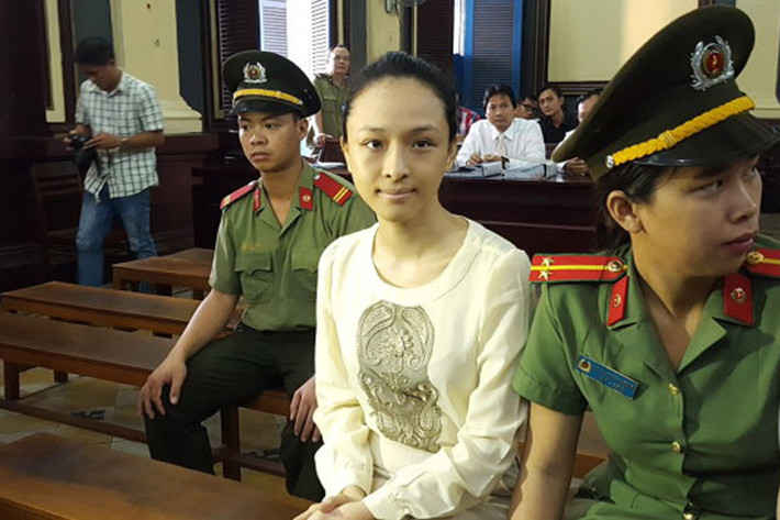 Trước bản “hợp đồng tình ái”, Hoa hậu Phương Nga nhận không ít ý kiến chỉ trích. Nhiều người cho rằng Phương Nga sống dựa dẫm vào đại gia để có cuộc sống giàu sang. Tuy nhiên, cũng có ý kiến tỏ ra cảm thông với cô vì mâu thuẫn tình cảm với đại gia mà phải đứng trước vành móng ngựa.