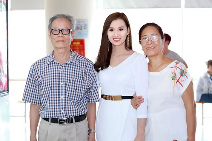 Dù sống chung một mái nhà được 5 năm nhưng Lã Thanh Huyền và chồng vẫn tình cảm như thuở mới yêu. Ngoài ông xã, bố mẹ chồng cũng ủng hộ nữ diễn viên phim “Zippo, mù tạt và em” trong công việc làm nghệ thuật.