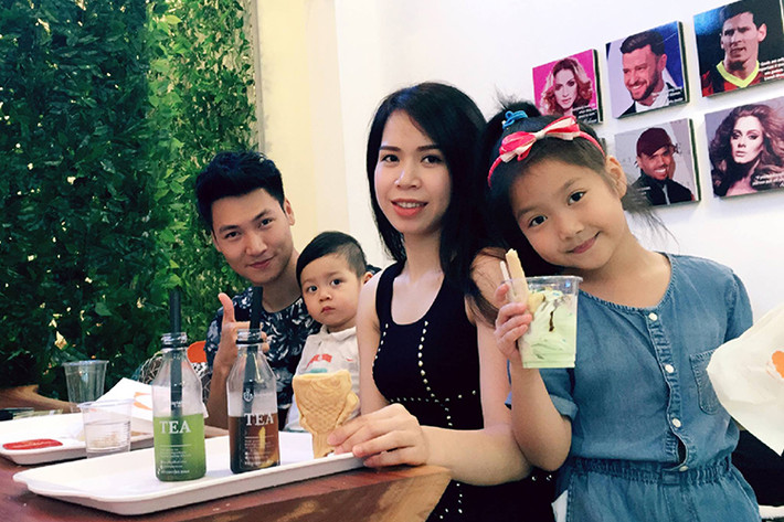 Sau 6 năm kết hôn, hiện tại, vợ chồng Mạnh Trường đã có hai nhóc tì. Cô con gái đầu lòng của anh tên Chíp còn cậu con trai thứ 2 tên Bo. Bé Chíp từng cùng bố tham gia chương trình “Bố ơi, mình đi đâu thế?”.