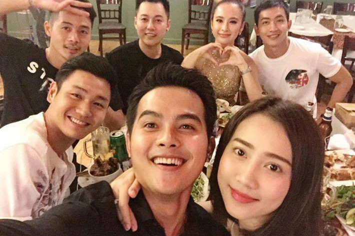 Loạt ảnh thân thiết ở đời thường của “bà mẹ nhí” và nam người mẫu khiến nhiều người cho rằng mối quan hệ của họ trên mức đồng nghiệp.