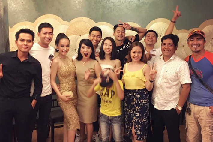 Angela Phương Trinh và Võ Cảnh vui vẻ chụp ảnh cùng ê-kíp phim “Sứ mệnh trái tim” trong buổi đóng máy.