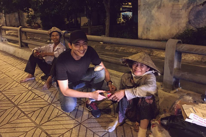 Dịp Tết Trung thu vừa qua, Võ Cảnh tiếp tục đồng hành cùng bạn gái màn ảnh đi làm từ thiện.