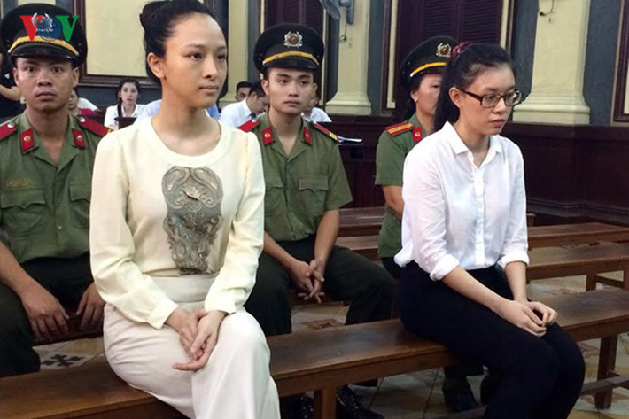 Gần đây, Hoa hậu Trương Hồ Phương Nga trở thành tâm điểm của dư luận vì vụ án lừa đảo chiếm đoạt 16,5 tỷ đồng của đại gia Cao Toàn Mỹ. Người được xác định đóng vai trò đồng phạm trong vụ án này là Nguyễn Đức Thùy Dung (áo trắng). (Ảnh: VOV)