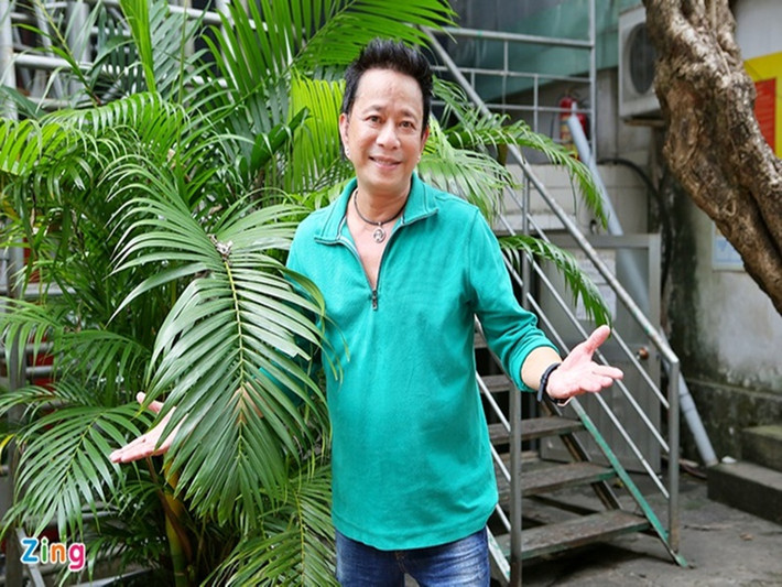 Bảo Chung cho hay: "Năm 1993, tôi và các nghệ sĩ Tài Linh, Duy Phương, Hồng Vân được mời làm video ca nhạc Mưa bụi. Sức hút của nó vô cùng khủng khiếp. Các show diễn của tôi không chỉ bó hẹp ở TPHCM mà trải dài cả nước. Các tỉnh miền Bắc như Thanh Hóa, Vinh, Hải Phòng... hâm mộ dữ lắm. Có năm tôi ra Bắc diễn tới 6 tháng, đi đâu cũng bị khán giả vây kín”. Ảnh: Zing