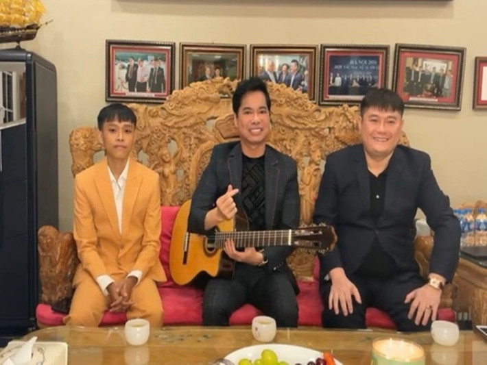 Tối ngày 29/12, trên trang cá nhân, doanh nhân Nguyễn Đức Thụy (bầu Thụy) livestream cuộc gặp Hồ Văn Cường và Ngọc Sơn tại nhà riêng. Theo Ngọc Sơn chia sẻ, anh và con nuôi Phi Nhung sẽ góp mặt trong một chương trình sắp tới ở Hà Nội. Ảnh: Dân Việt