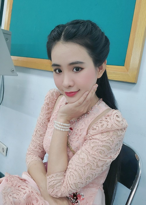 Con gái nuôi của Phi Nhung vừa chia sẻ hình ảnh hậu trường quay hình một chương trình ở đài truyền hình. Ảnh: FB Quỳnh Trang