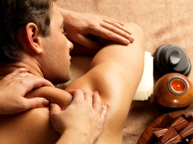Xoa bóp khớp: Khi khớp bị cứng, chúng có xu hướng đau. Có một cách đơn giản để loại bỏ sự đau đớn này là xoa bóp các khớp của bạn thường xuyên. Dùng một số loại tinh dầu và nhẹ nhàng xoa nó sẽ làm cho bạn cảm thấy thoải mái và cơn đau sẽ giảm đi khi độ cứng của khớp biến mất.
