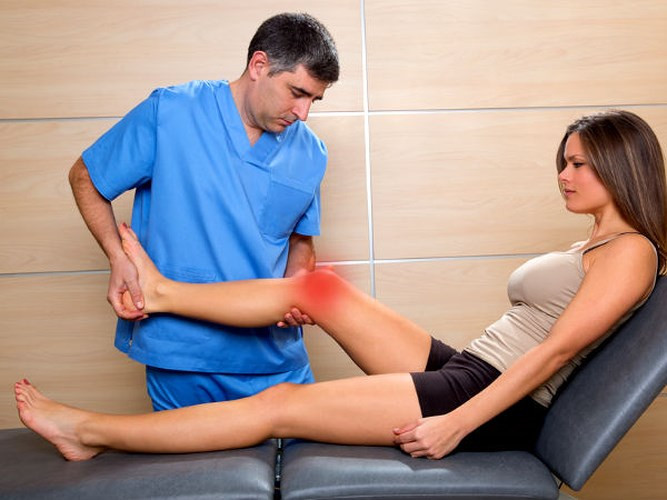 Tham khảo ý kiến bác sĩ nếu đau khớp và sưng khớp kèm theo sốt hay đau khớp và sưng là không rõ nguyên nhân hoặc bạn bị chấn thương dẫn đến sưng và đau khớp.