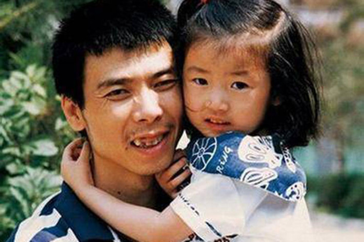 Phùng Tiểu Cương từng có 10 năm chung với nữ ý tá họ Chương. Trước khi ly hôn, cả hai có một cô con gái chung tên Phùng Tư Ngữ. Ảnh: China