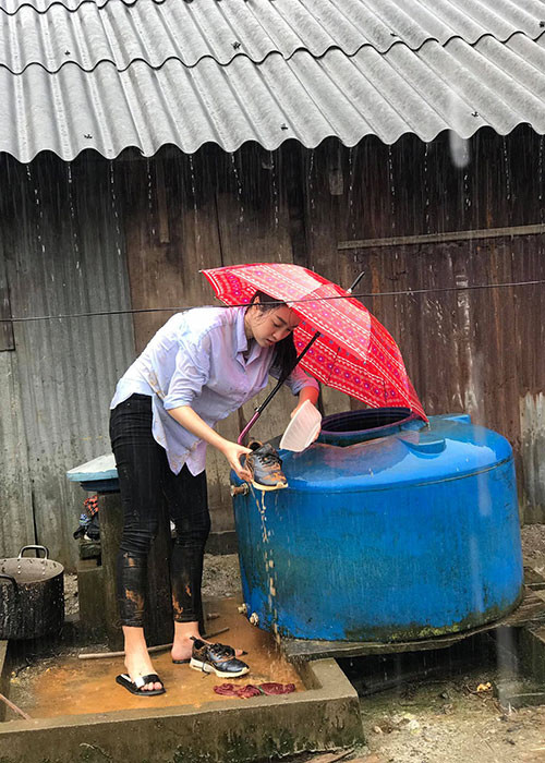 Trong quá trình thực hiện dự án "Cõng điện lên bản", Đỗ Mỹ Linh đã gặp không ít khó khăn do mưa lũ nhưng cô không nản lòng. Ảnh: FBNV