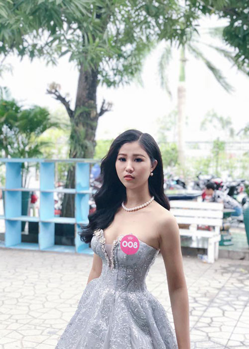 Ngọc Bích từng tham gia cuộc thi Hoa hậu Đại dương 2017. Vì không biết đi giày cao gót nên nữ sinh 9X quyết định đi chân trần, để mặt mộc khi đến dự thi.
