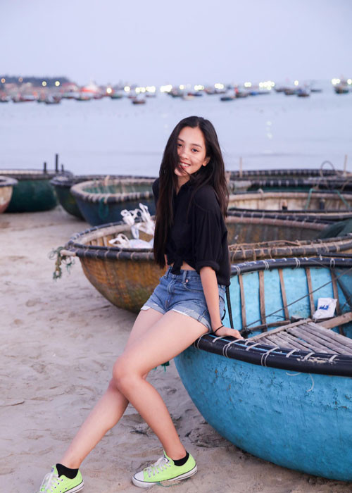 Sau khi đoạt vương miện, Tiểu Vy lập tức gây chú ý, đặc biệt là hình ảnh đời thường của cô được nhiều người tìm kiếm.
